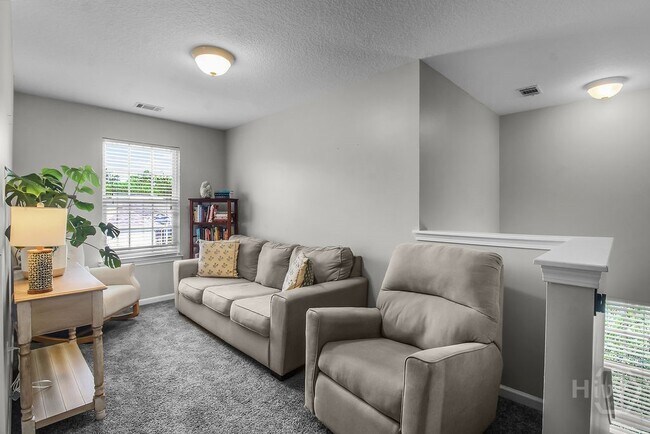 Building Photo - 721 Canyon Dr