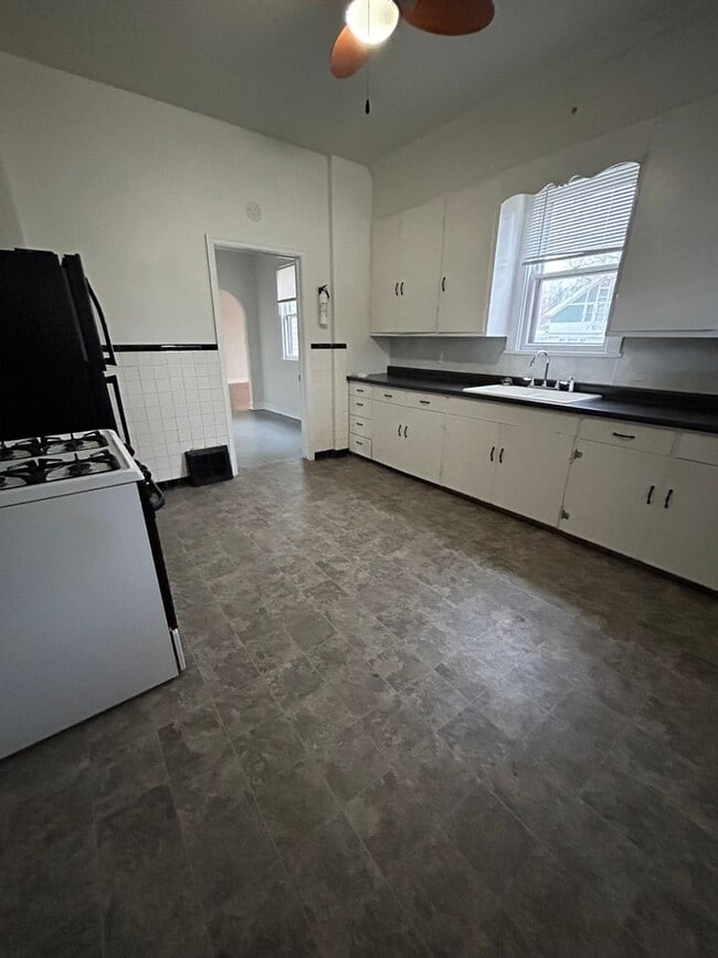 Building Photo - GB - 02 - Duplex