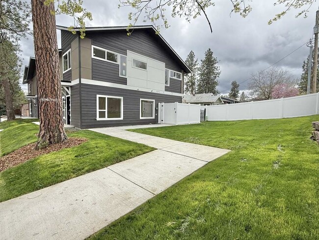 Building Photo - 3925 E 32nd Ave