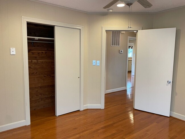 Building Photo - Beautiful 2 Bed, 1 Bath Brick Home in coun...