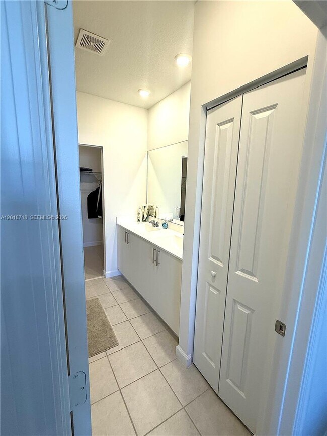 Building Photo - 4941 Oakmont Dr