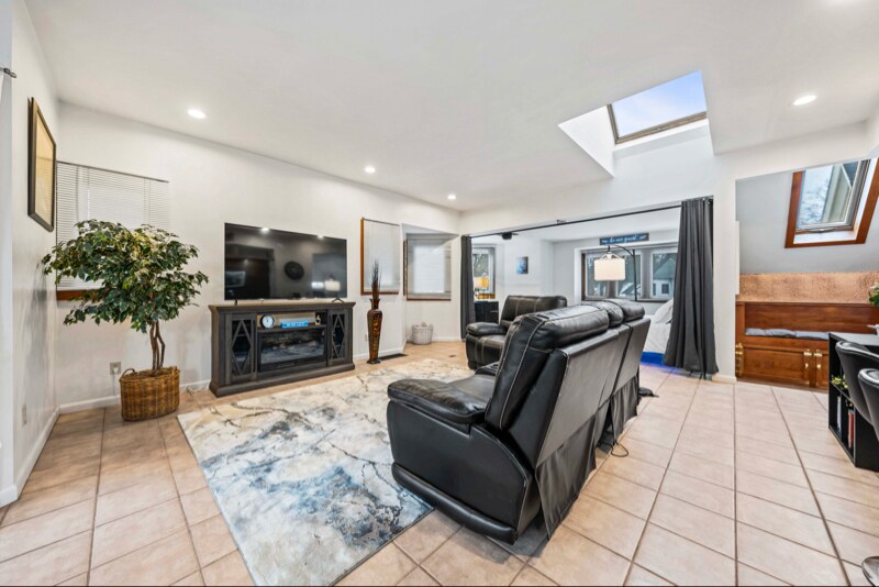 Building Photo - 383 Oxford St