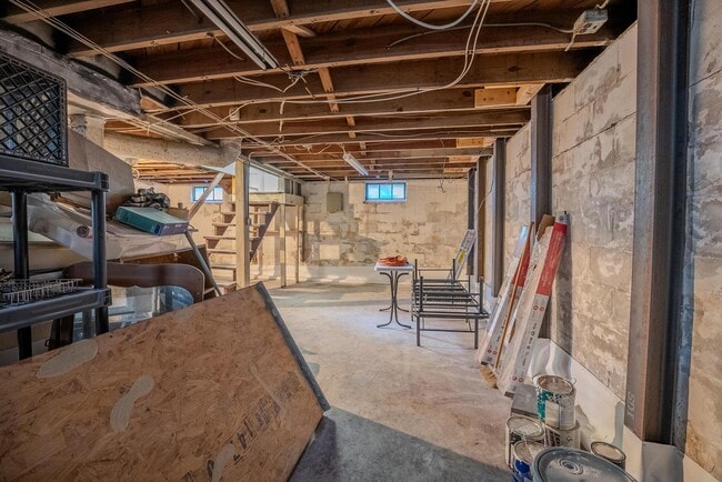 Building Photo - 657 E Moler St