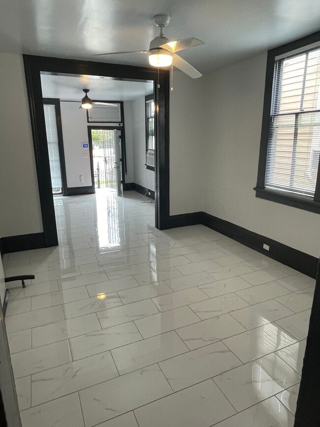 Building Photo - Spacious 1BD/1BA Shotgun 2 Blocks of Esplanade Ave