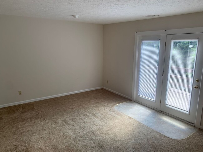 Building Photo - Townhome with new carpet for rent in the m...
