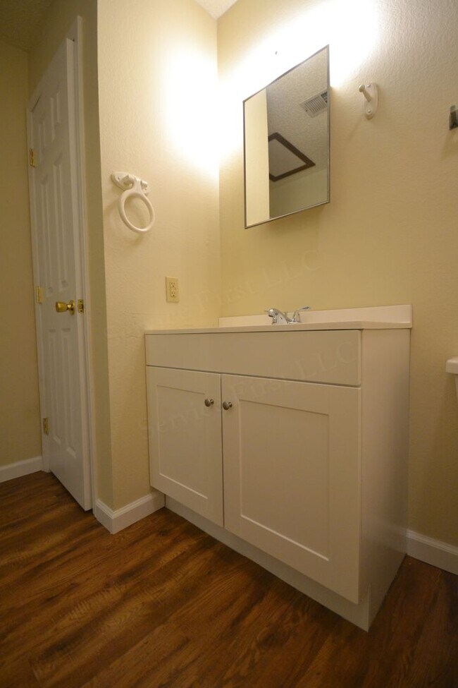 Building Photo - Hollister Apartments