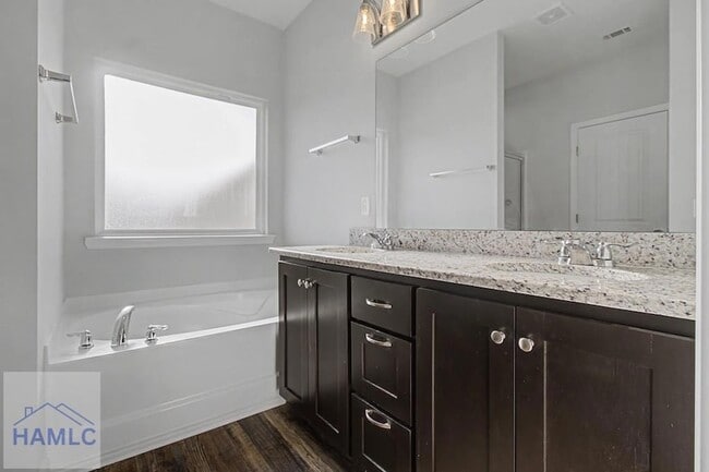 Building Photo - 20 Fuller Wy NE