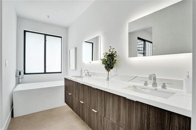 Building Photo - 1211 SE 1st St