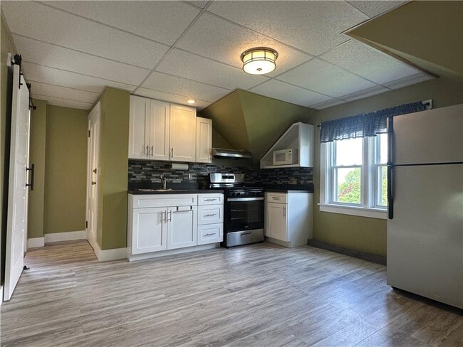 Building Photo - 296 Canonicus St