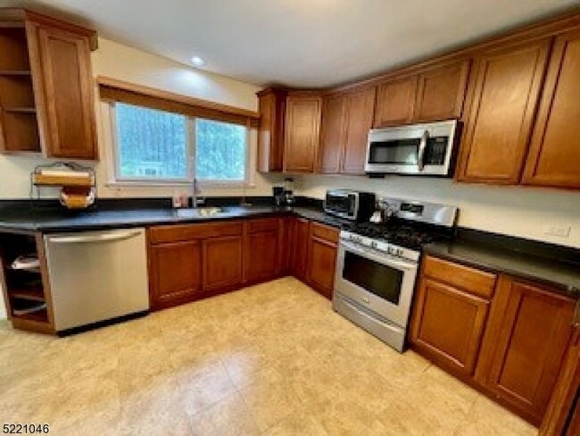 Building Photo - 3 Hillcrest Pl