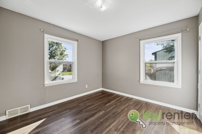 Building Photo - Charming 2bd/1ba close to local shopping and restaurants!