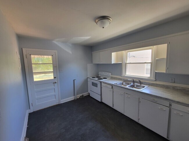 Building Photo - 3 Bedroom 1 Bathroom House
