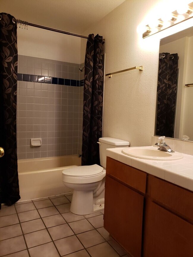 Building Photo - 3 Bedroom Condo in Gated Community