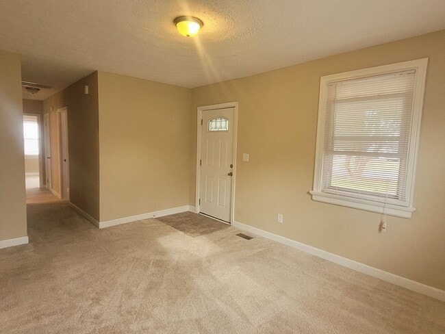 Building Photo - 652 Ellen Rd