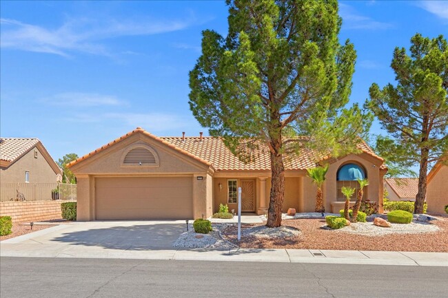 Primary Photo - Large 2 Bedroom, 2 bath, unique Sun Room i...