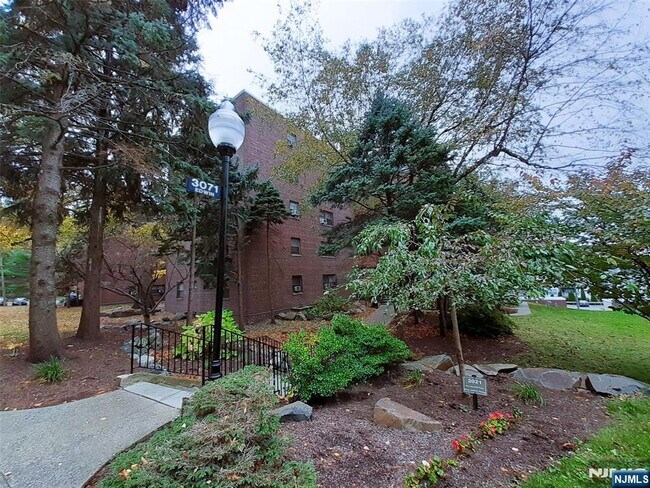 Building Photo - 3071 Edwin Ave