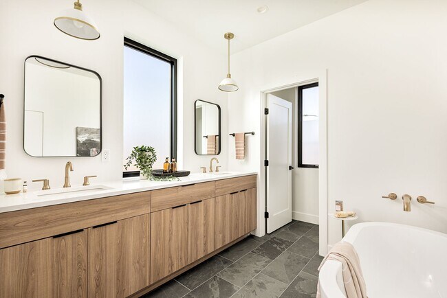 Building Photo - LUX 3BD, 4BA Sunnyside Home with Office and 2-Car Garage