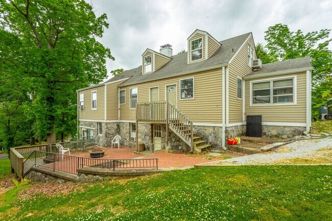 Building Photo - 321-325 Pine Ridge Road