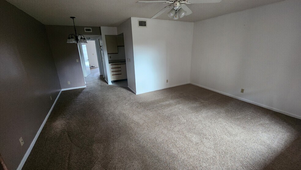 Building Photo - 911 SW South River Dr