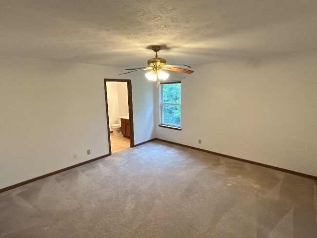 Building Photo - Large townhouse with 3 Bedrooms, 3.5 Bath,...