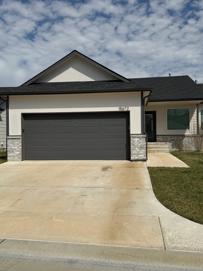 Building Photo - 15672 E 21st St N