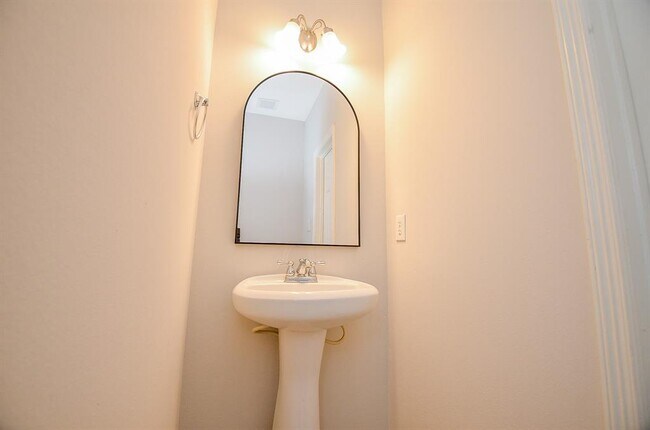 Building Photo - 3911 Fallsbrook Ct