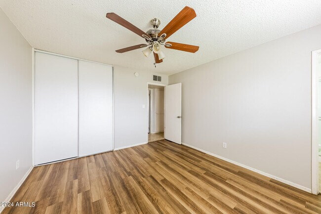Building Photo - 3807 W Solar Dr