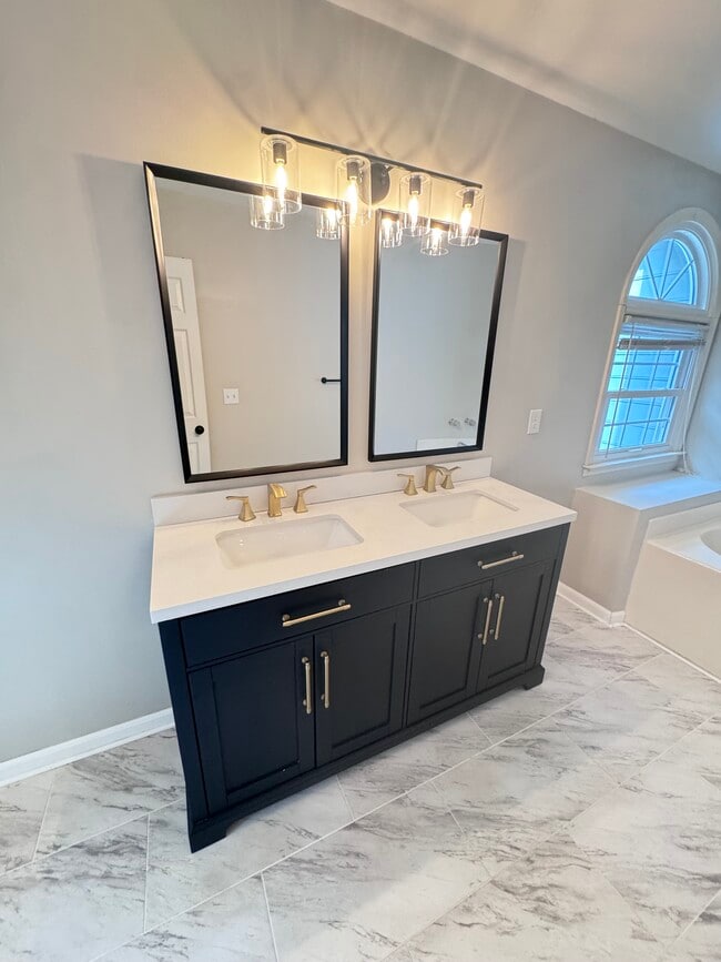 Building Photo - 1884 Dovonshire Rd S W