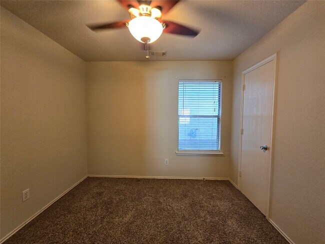 Building Photo - 6527 Fairbrook Park Ln