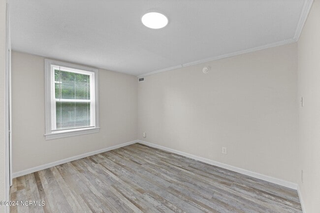 Building Photo - 2810 Oaks Rd