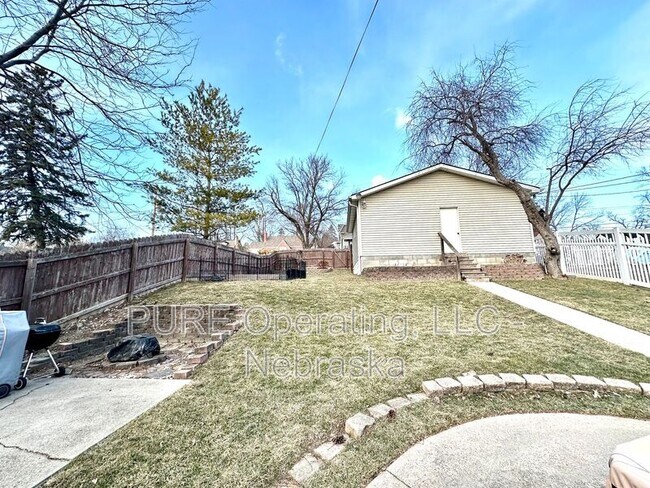 Building Photo - 4928 Happy Hollow Blvd