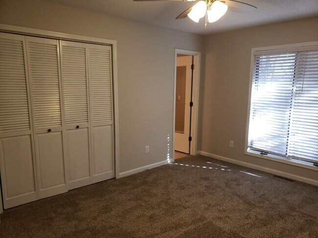 Building Photo - Great South East Location....E. Sunshine & Oak Grove Area