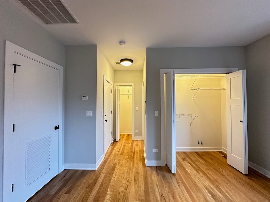 Building Photo - 2208 W Eastwood Ave