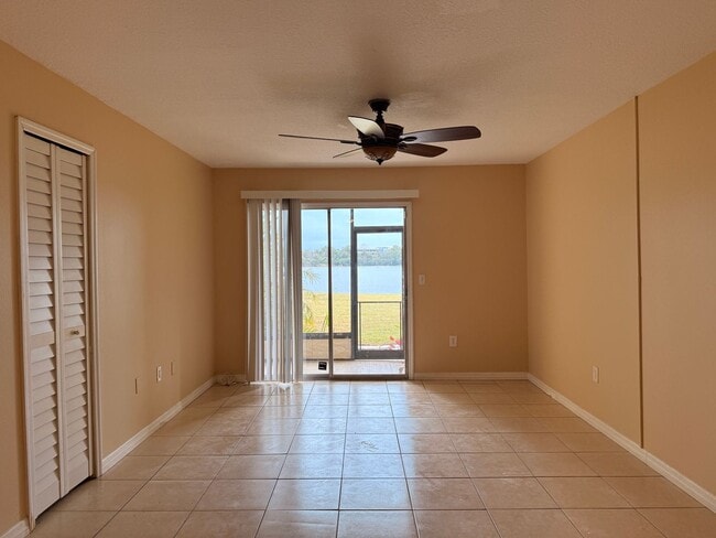 Building Photo - 2/2 Condo with Lake Views