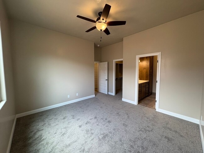 Building Photo - Brand New Townhome In Hurricane