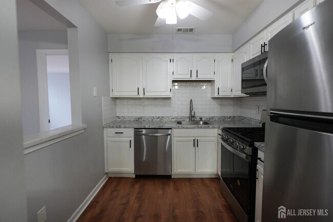 Building Photo - 421 Waterford Dr