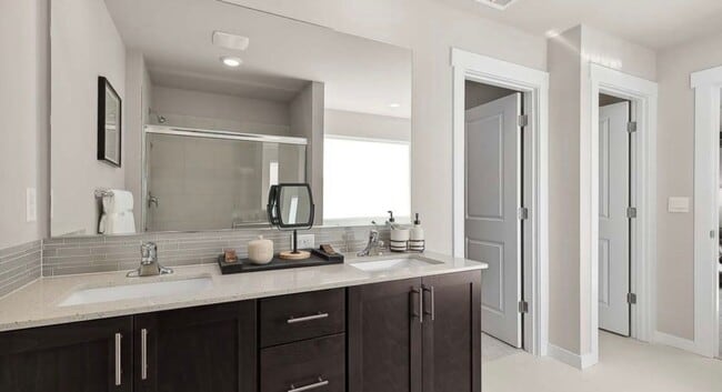 Building Photo - Modern 5 Bed Home