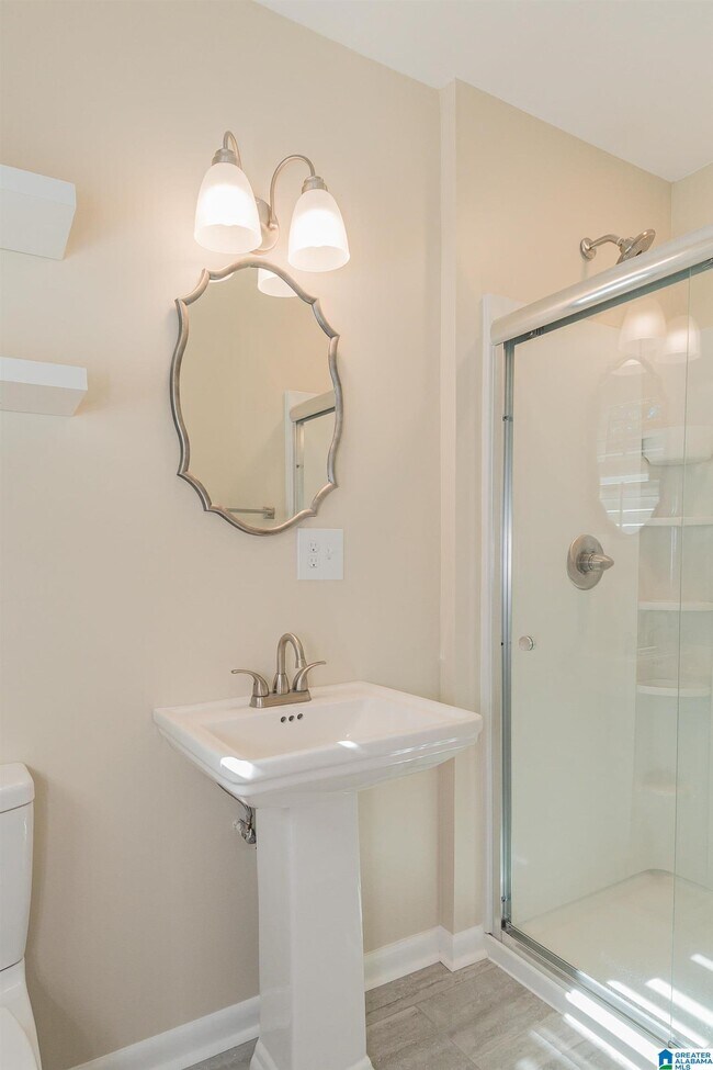 Building Photo - 615 Broadway St