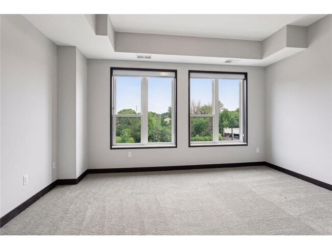 Building Photo - 253 Lake St E