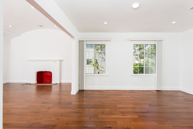 Building Photo - Beautiful spacious house
