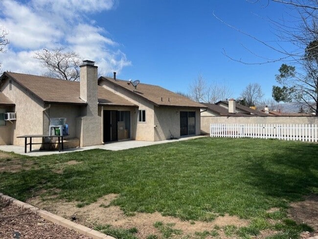 Building Photo - 3 Bed 2 Bath House located in the Heart of Tehachapi! Available 3/1/2026!