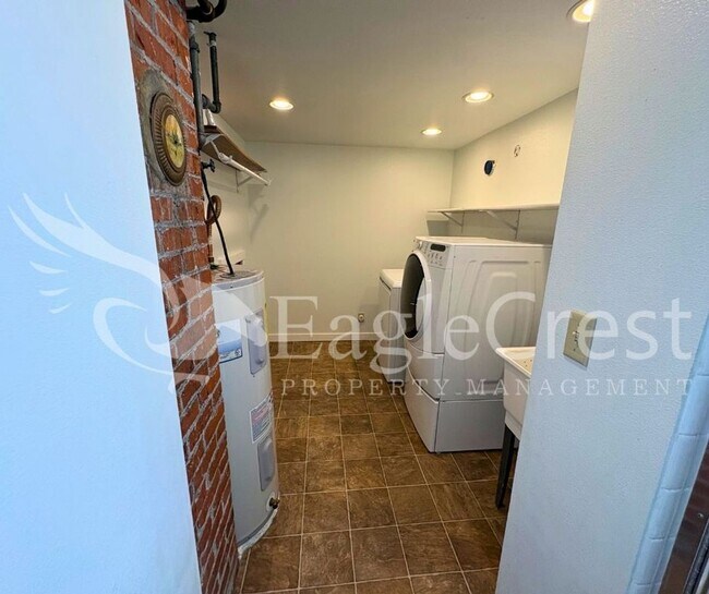 Building Photo - Beautifully Renovated Historic 3 Bedroom Home