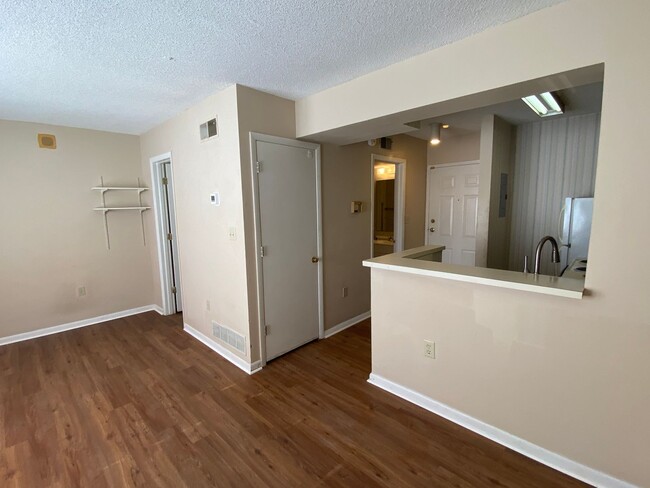 Building Photo - 1600 Park Cir