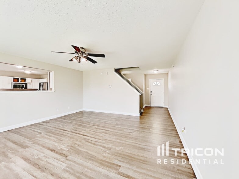 Building Photo - 10955 Woods Dr