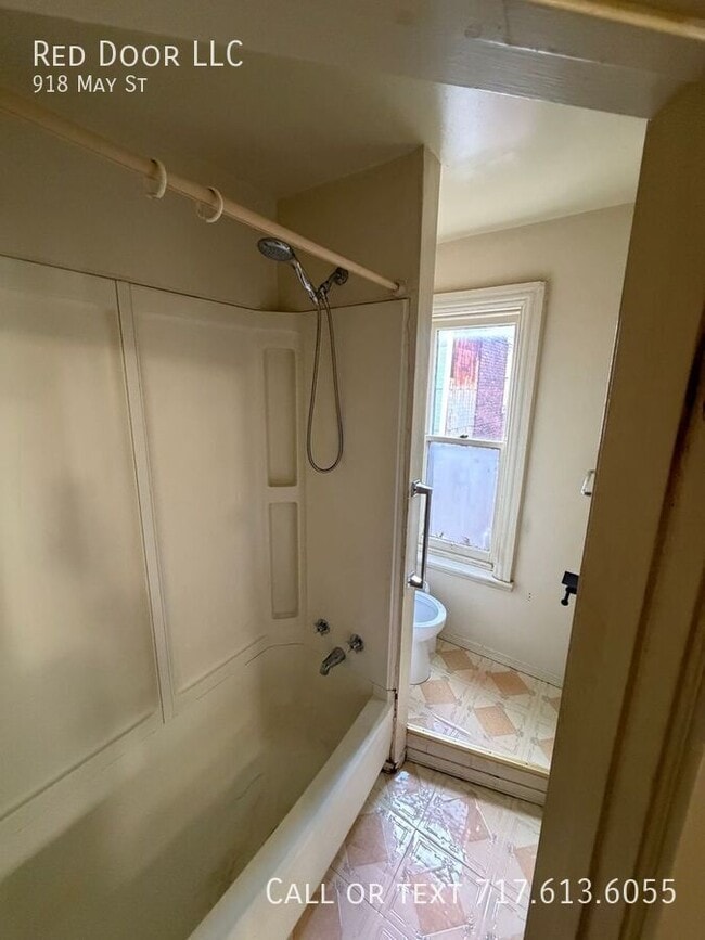 Building Photo - 918 May St