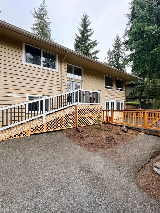 Building Photo - Sooooo Much Space! Beautifully remodeled Shoreline home!