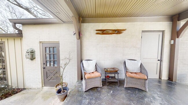 Building Photo - Gorgeous and updated home in Heart of Auburn