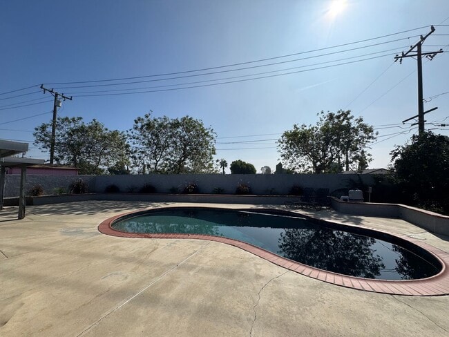 Building Photo - Beautiful 4Bd/2Ba Home w/Pool, Fully Fenced Large Backyard in Corona!