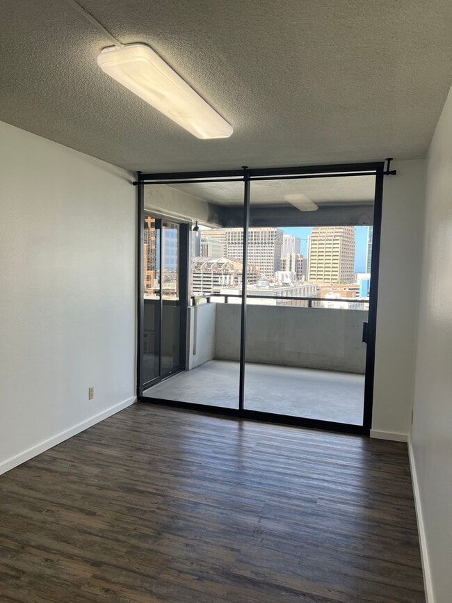 Building Photo - Kukui Plaza - 3 Bedroom 2 Bath 1 Parking
