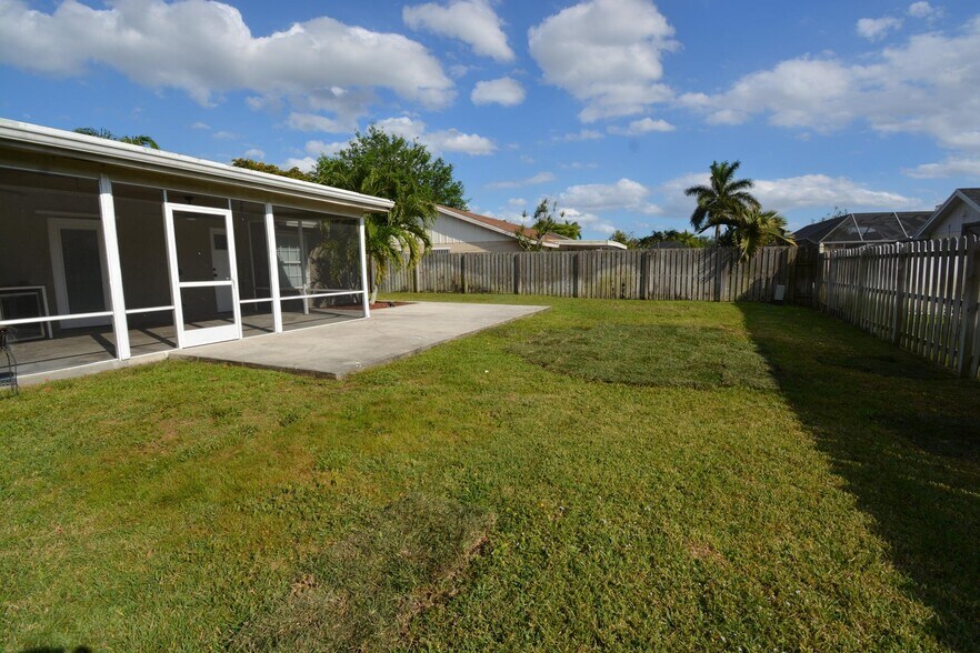 Building Photo - 1379 Pinetta Cir